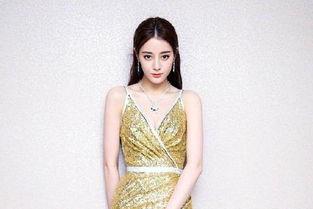 白色背景的杨颖